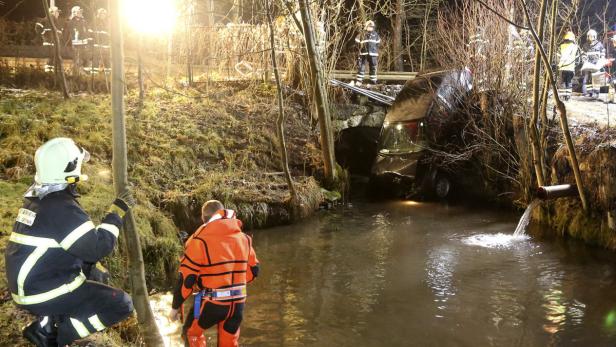 Einsatzkräfte bei der Bergung des Fahrzeuges.