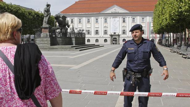 Bombenalarm in Klagenfurt, nachem ein verdächtiger Aktenkoffer gefunden wurde. Der Neue Platz wurde gesperrt.