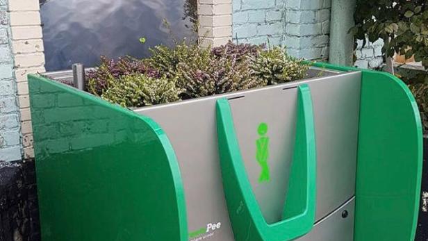 Amsterdam installiert Pissoirs in Topfpflanzen, damit Touristen nicht auf Straße urinieren