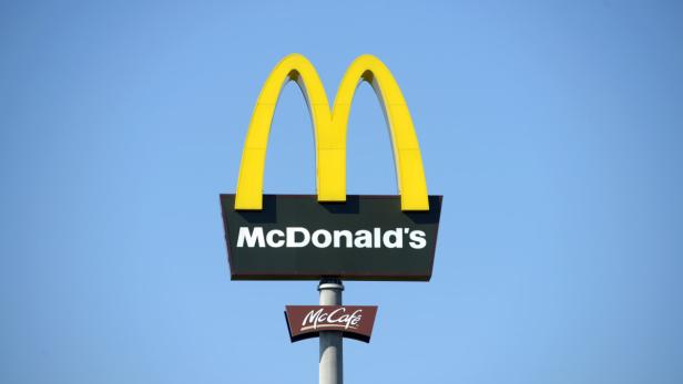 Ein McDonald's-Schild vor blauem Himmel.