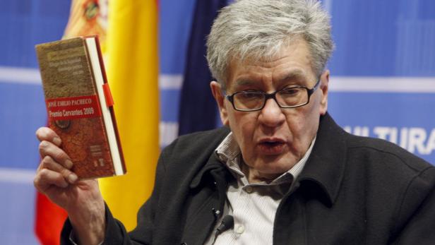 José Emilio Pacheco hält sein Buch „Premio Cervantes 2009“ in die Höhe.