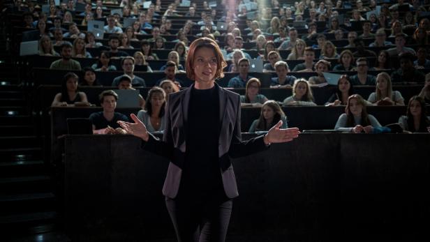 Jessica Schwarz als sinistre Professorin in der neuen Serie &quot;Biohackers&quot; bei Netflix