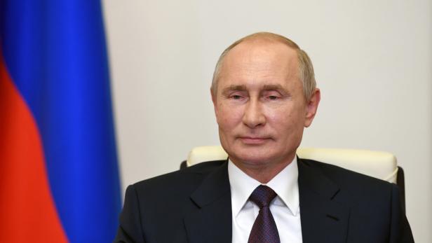 Zufriedener russischer Präsident Vladimir Putin