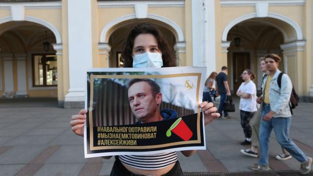 People gather to show support for Russian opposition leader Alexei Navalny in Saint Petersburg