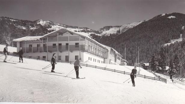 Das Paula-von-Preradović-Haus, erbaut ab 1951, hier auf einer frühen Aufnahme. Auf dem sanften Hang im Vordergrund haben mir meine Eltern das Skifahren beigebracht