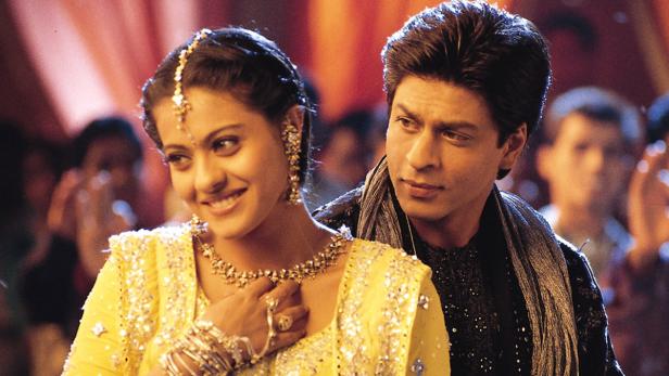 Kajol und Shah Rukh Khan in traditioneller indischer Kleidung.