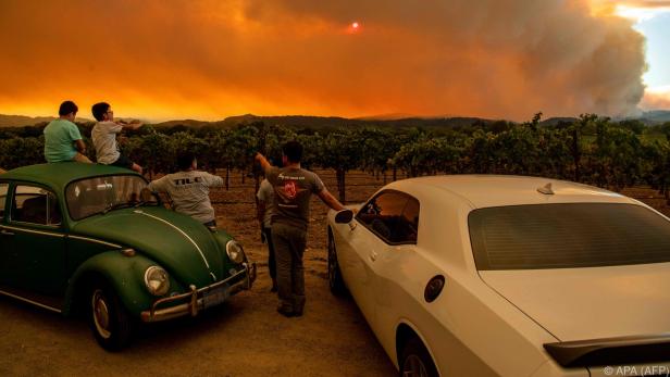 Menschen beobachten Waldbrände in Kalifornien