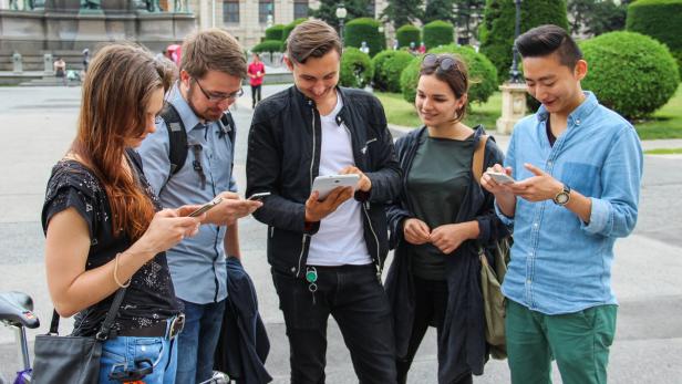 Monika, Lukas, Florian, Clara und Eo sind voll im Pokémon-Go-Fieber