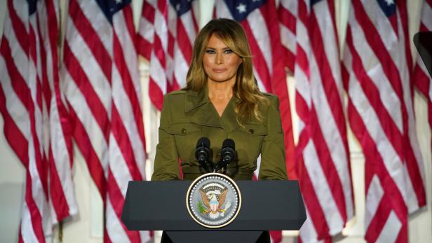 Netz spottet über Melania Trumps Military-Outfit