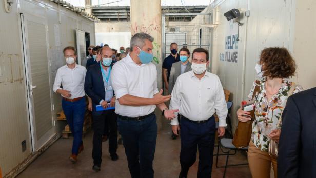 4.000 Flüchtlinge: Innenminister Nehammer besuchte Camp auf Chios