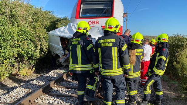 Lieferwagen von Zug mitgeschleift: Lenker gestorben