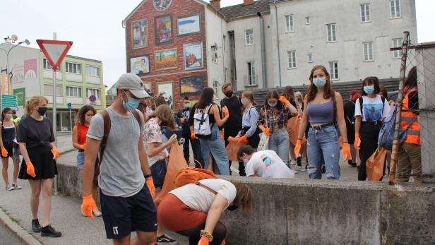 Aktivisten aus den Reihen der Sozialistischen Jugend begaben sich auf symbolhafte Müllsammeltour, während Strache in einem Kaffeehaus diskutierte