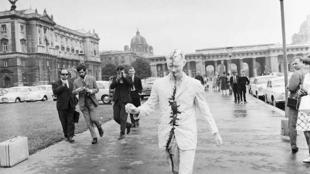Günter Brus, Wiener Spaziergang Die bekannteste Aktion von Brus: "Wiener Spaziergang" (1965).