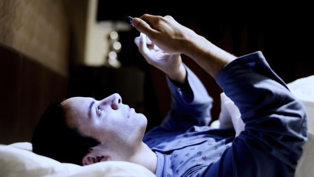 Der Spermien zuliebe: Hände Weg vom Smartphone im Schlafzimmer.