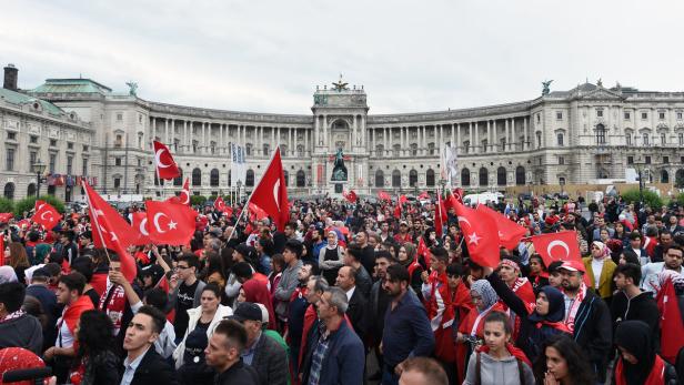 Die Demonstranten auf dem Wiener Heldenplatz