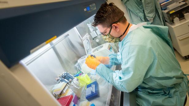 Ein Mitarbeiter des Bio-Tech-Zentrums extrahiert die DNA aus einer Probe, um diese im Anschluss auf SARS-CoV-2 zu untersuchen
