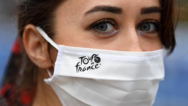 Wer,so wie dieser Tour-de-France-Fan, Maske trägt, bekommt im Fall des Falles eine geringere Virendosis ab - das erhöht die Wahrscheinlichkeit eines milden Krankheitsverlaufs.