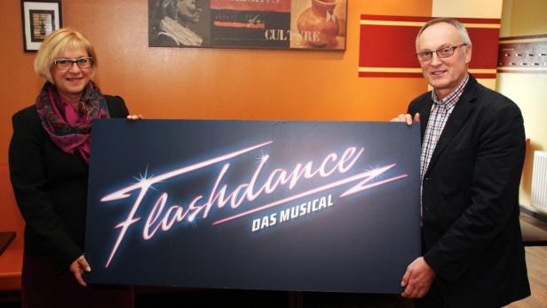 Amstetten bringt Musical Flashdance: Bürgermeisterin Ursula Puchebner und Intendant Johann Kropfreiter freuen sich über gelungenen Fischzug am internationalen Musicalmarkt