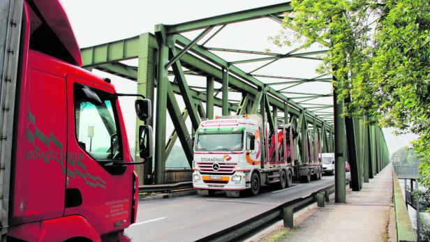 Die seit 1961 genützte Donaubrücke bei Mauthausen hat ein nahes Ablaufdatum