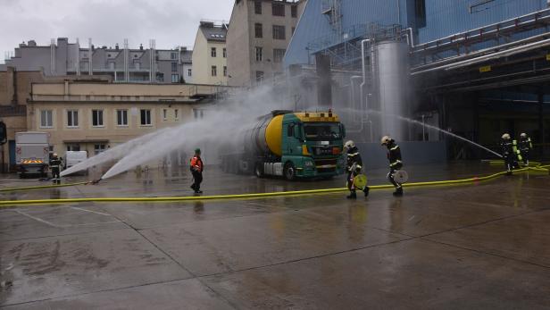 Erdberger Lände: Großeinsatz der Feuerwehr wegen erhitzten Tankwagens