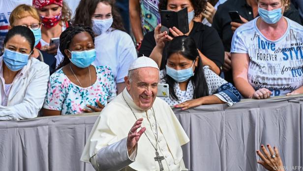 Papst Franziskus zeigt sich wieder mit Gläubigen