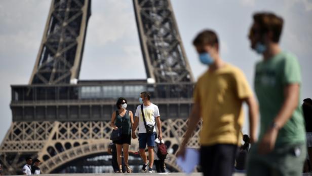 Protective face mask become obligatory in Paris
