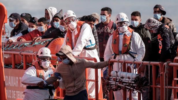 Aus Seenot gerettete Migranten vor Gran Canaria