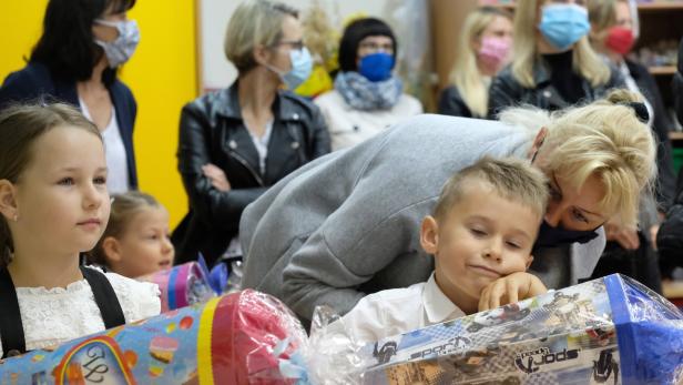 Erster Schultag in Tychy, Polen, vor einer Woche: Die Sorgen, Ängste aber auch Hoffnungen von Kindern, Eltern und Lehrern kennen keine Grenzen.