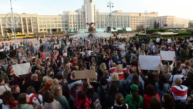 Mindestens 5.000 Frauen protestierten gegen Lukaschenko