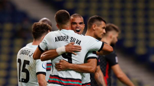 Feierabend: André Silva setzte den Schlusspunkt, Pepe freut sich mit dem Kollegen