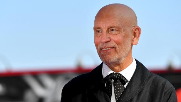 John Malkovich lächelt