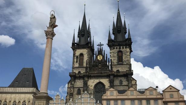 Die Mariensäule vor der Teynkirche: Der goldene Kelch über dem Portal wurde 2018 wieder angebracht – aus Respekt vor der hussitischen Tradition.