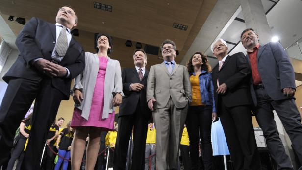 APA12515500 - 28042013 - INNSBRUCK - ÖSTERREICH: LANDTAGSWAHL IN TIROL: (v.l.n.r.) Gerald Hauser (FPÖ), Andrea Haselwanter-Schneider (Liste Fritz), LH Günther Platter (ÖVP), Hans Lindenberger (Vorwärts Tirol), Ingrid Felipe (Grüne), LHStv. Gerhard Reheis (SPÖ) und Fritz Gurgiser (Bürgerklub Tirol) am Sonntag, 28. April 2013, im Landhaus in Innsbruck. APA-FOTO: HANS KLAUS TECHT