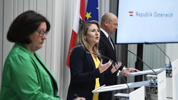 Integrationsministerin Susanne Raab (ÖVP), flankiert von Expertenratsvorsitzender Katharina Pabel und Statistik-Austria-GD Tobias Thomas