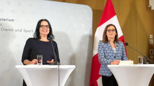 Staatssekretärin Andrea Mayer präsentiert Petra Höfinger