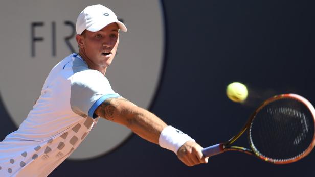 Ein Tennisspieler schlägt einen Ball mit seinem Schläger.