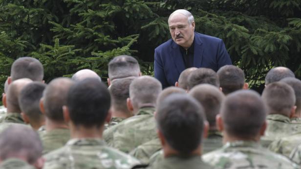 Lukaschenko mit Mitgliedern der berüchtigten Sonderpolizei OMON
