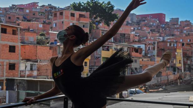 Balettschülerin mit Maske in einer Favela in Sao Paulo