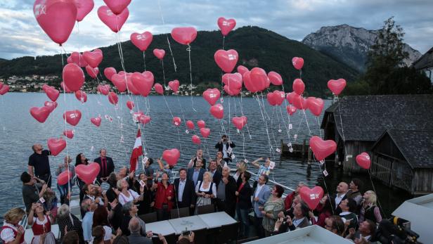 Rote Herzen stiegen beim SPÖ-Wahlkampfauftakt in den Himmel über dem Traunsee.