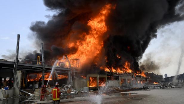 Nach Explosion in Beirut: Erneut riesiges Feuer im Hafen