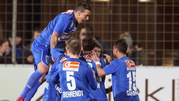 Fußballspieler des SV Horn feiern einen Sieg.