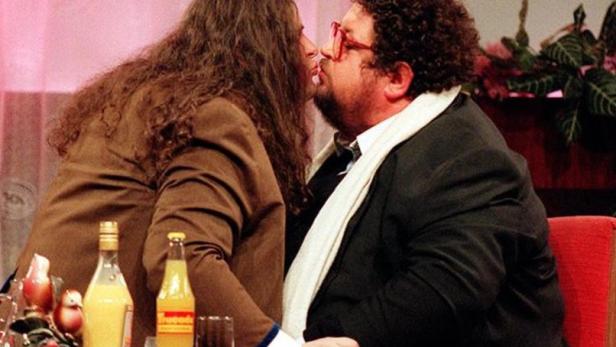 Mittelmaß und Mainstream - das wollte der schwergewichtige Künstler Peter Kern nie sein. Bild: Als ORF-Talkgast in Hermes Phettbergs (li.) &quot;Nette Leit Show&quot;