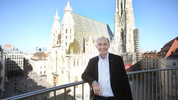 DO&amp;amp;CO-Gründer und Chef Attila Dogudan auf der Terrasse seiner Restaurants im Haas-Haus am Wiener Stephansplatz