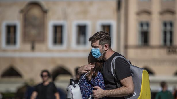 Menschen mit Masken in Prag