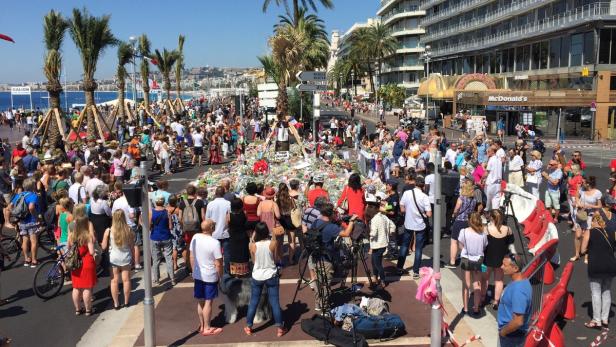 Trauer in Nizza: Unzählige Menschen kamen zu den Gedenkplätzen an der Promenade des Anglais