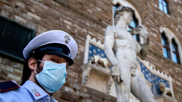 Maske ja, Touristen nein: Auch die Uffizien in Florenz leiden.