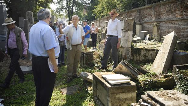 Nationalratspräsident Sobotka besuchte mit Gartenutensilien Jüdischen Friedhof