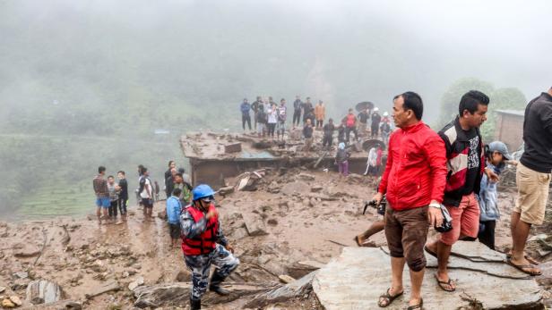Toten Bei Erdrutsch In Nepal Suche Nach Vermissten