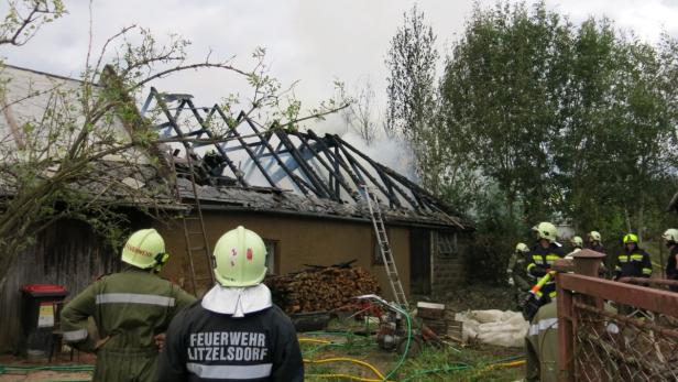 Das Wirtschaftsgebäude stand in Vollbrand, mehr als hundert Einsatzkräfte waren bei den Löscharbeiten beteiligt