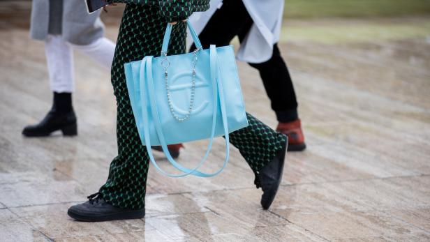 Bei der Paris Fashion Week im März 2020 wurde die Telfar Bag in verschiedenen Farben gesichtet.